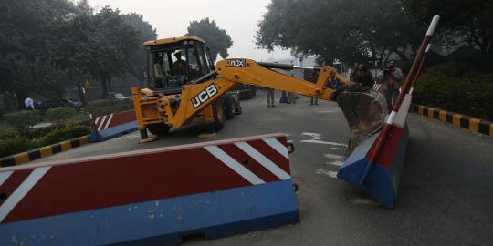 Pagar beton Kedubes Amerika dibuldoser