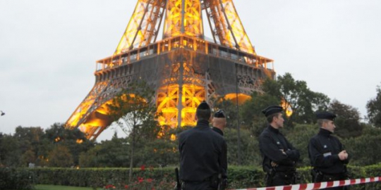 bersayap dan lompat dari menara eiffel