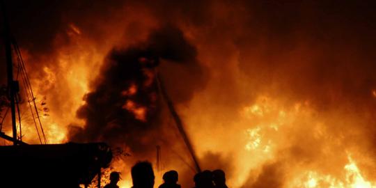 Gudang Carrefour Duta Merlin terbakar