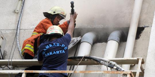 Tempat Spa terbakar, petugas jebol dinding pertokoan Duta Merlin