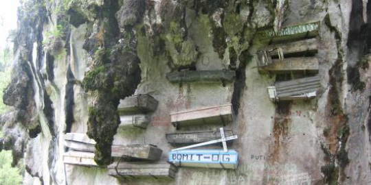 10 karya arsitektur kuno yang dibuat menempel pada tebing!