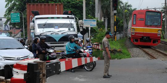 Pintu perlintasan KA dijaga Satpol PP, para pengendara tertib