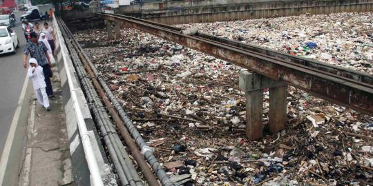 Sampah di Kanal Banjir Barat menumpuk