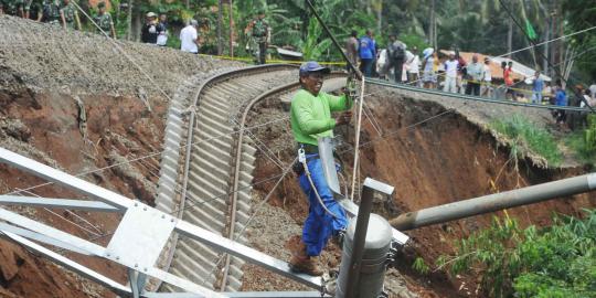 Selamatkan penumpang, warga Cilacap hentikan Kereta Argo Wilis