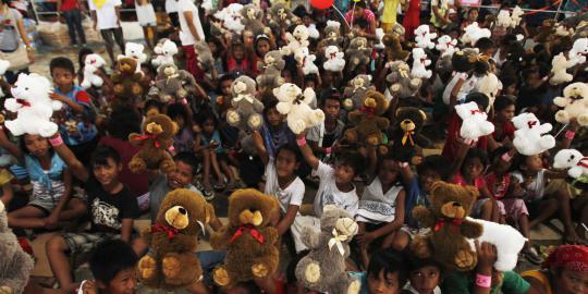 Kegembiraan anak-anak korban Topan Haiyan dapat hadiah Natal
