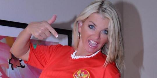 Si hot mom Vicky Vette semangati Timnas Indonesia sikat Thailand