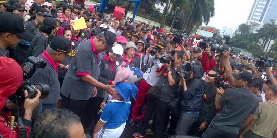 Ani Yudhoyono diberi bunga murid TK dan lagu 'kasih ibu'