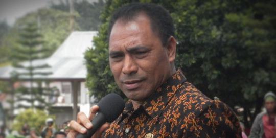 Ini Marianus Sae, bupati yang perintahkan blokir bandara