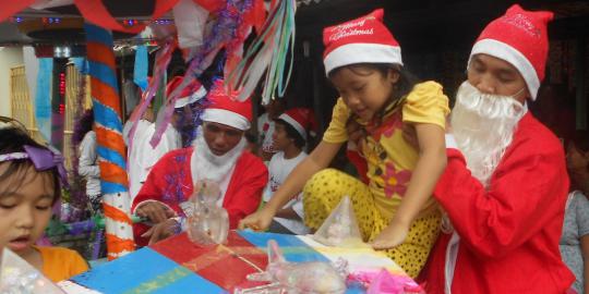 Santa jadi tukang odong-odong hibur anak-anak di Surabaya