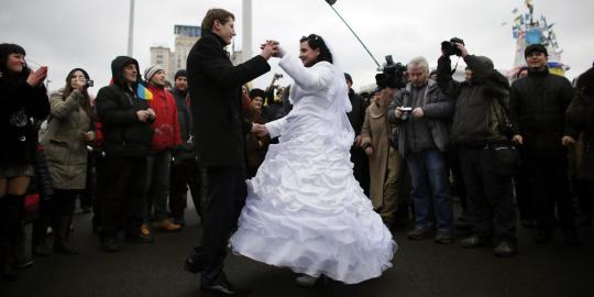 Sepasang kekasih ini nikah di tengah demo besar-besaran Ukraina