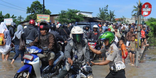 pemotor di tengah banjir rev1