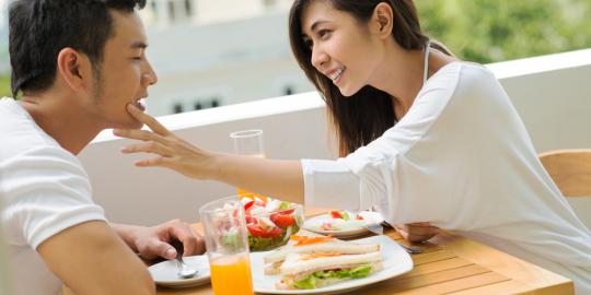 5 Hal yang diperhatikan wanita saat kenalan dengan pria