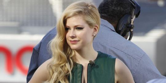 Lepas eyeliner tebal, Avril Lavigne makin cantik atau ...?