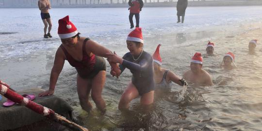 Sambut Hari Natal, warga China berenang di danau es