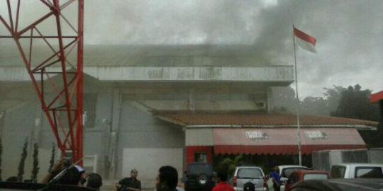Studio tvOne terbakar, puluhan kamera diangkut keluar