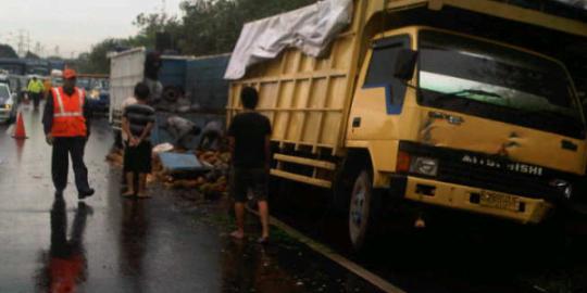 Motor seruduk truk gandeng di Semarang, 2 orang tewas seketika