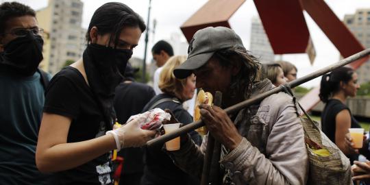 Rayakan Natal, Anonymous Brasil beri hadiah ke ratusan tunawisma