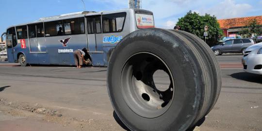 Ban bus Transjakarta copot saat melaju di Matraman