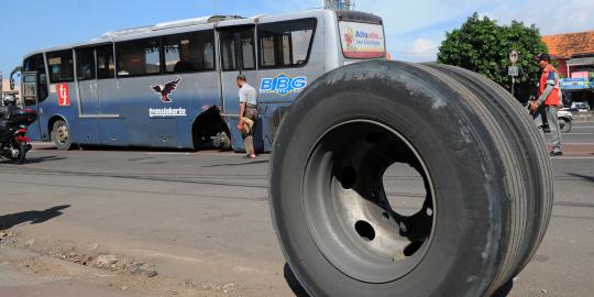 Melaju di Jalan Matraman, ban belakang bus Transjakarta lepas