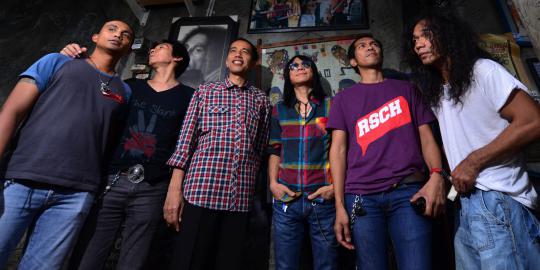 Usai nonton film Slank, Jokowi nyanyi 'Balikin'