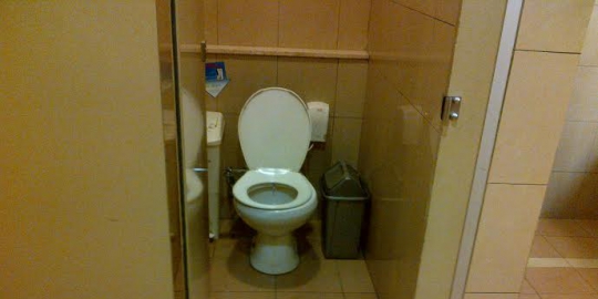 toilet kiki dibantu 4 dokter rev2