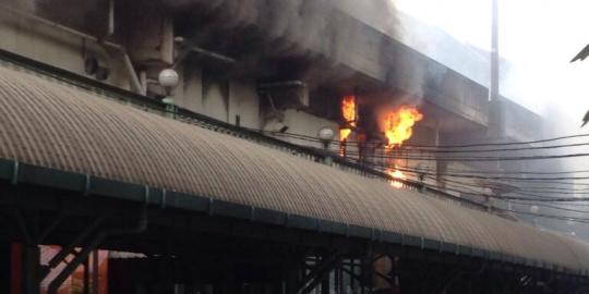 Hokben Stasiun Gambir terbakar, pengunjung berhamburan