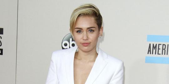 Foto nakal Miley Cyrus - Cara Delevingne beredar di dunia maya