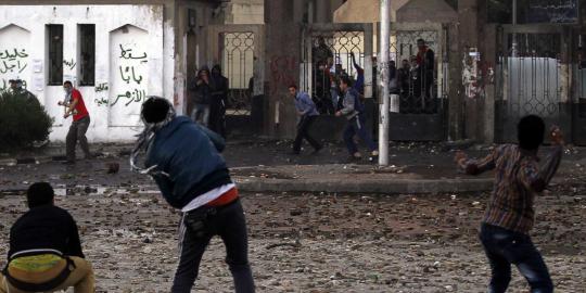 Satu orang tewas saat mahasiswa pro-Mursi bentrok dengan polisi