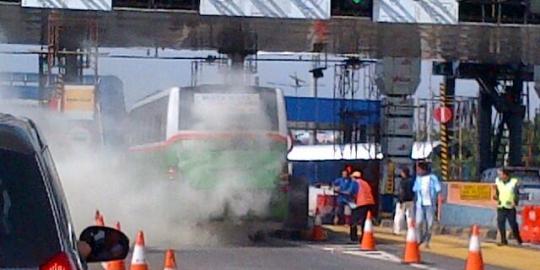 Bus Mayasari Bhakti keluarkan asap di Tol Halim