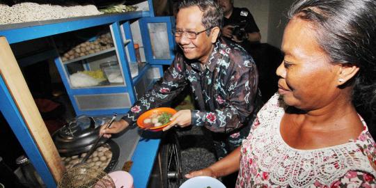 Pedagang kritik pemerintah dengan makan bakso gratis