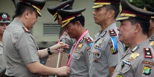 Kapolres Jakut beri penghargaan anggotanya yang berprestasi