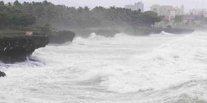 Ombak Tinggi Ancam Pesta Tahun Baru Wisatawan Pantai Anyer