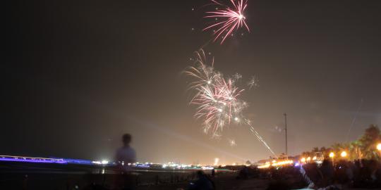 Pesta kembang api mulai hiasi Pantai Ancol