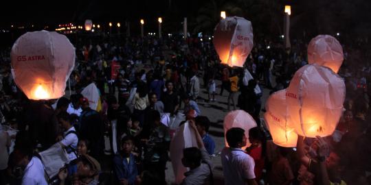 Warna warni langit Bandung sambut 2014