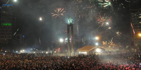 Kemeriahan warna-warni pesta kembang api sambut 2014 di HI