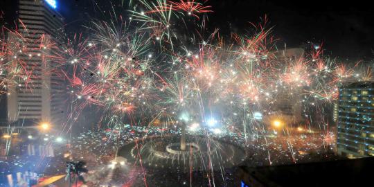Kemeriahan warna-warni pesta kembang api sambut 2014 di HI (2)