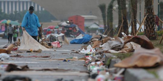 Sampah pasca-perayaan tahun baru 2014 