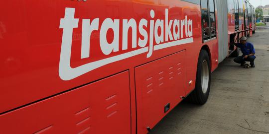 Awal tahun, bus Transjakarta tabrak pejalan kaki di Grogol