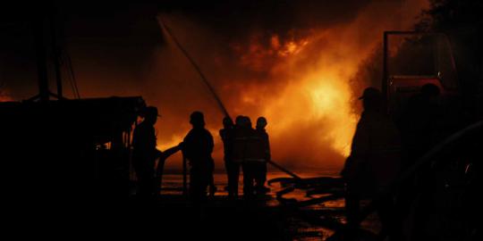 Buang pentol korek api, satu kantor dan 2 truk ludes terbakar