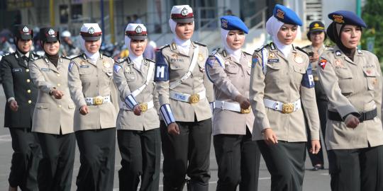 8 Polwan hibur anak-anak di lokasi penggerebekan teroris Ciputat