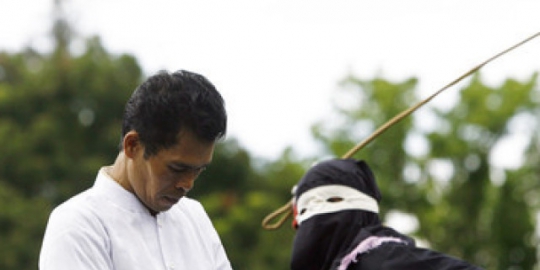 pria saudi dihukum cambuk