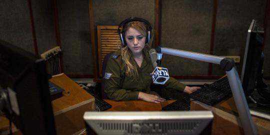 Mengintip aktivitas tentara wanita di stasiun radio musik Israel