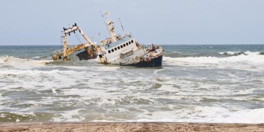 Kapal tenggelam, penumpang selamat dibawa ke pelabuhan terdekat