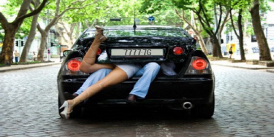 mobil bergoyang rev2