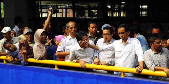 Jokowi akan copot bendera parpol yang dipasang sembarangan