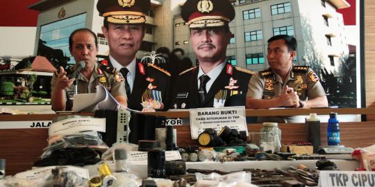 Mabes Polri tunjukkan barang bukti milik teroris Ciputat