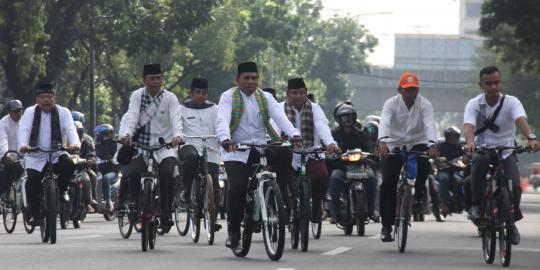 Dilarang berkendara, PNS DKI gowes sepeda ke kantor