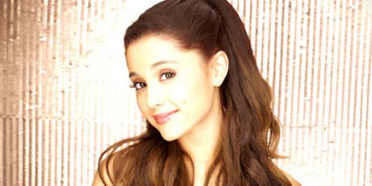 [Foto] Ariana Grande tampil menggoda di cover majalah ini!