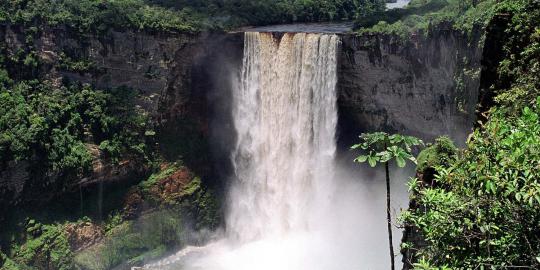 Menelusuri Kaieteur Falls, air terjun tertinggi di dunia