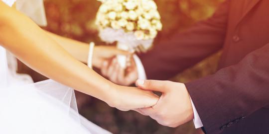 7 Hukum pernikahan paling konyol sejagat